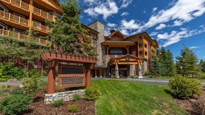 A large lodge with a stone facade, wooden balconies, and a sign that reads "SUNSTONE". - Ski-in / Ski-out 2Bed 2Bath Sunstone Lodge Condo at Little Eagle Express (Mammoth Lakes)