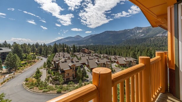 A residential area with houses, a winding road, and mountains in the background. - Ski-in / Ski-out 2Bed 2Bath Sunstone Lodge Condo at Little Eagle Express (Mammoth Lakes)