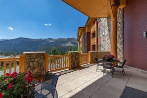 Outdoor dining - Ski-in / Ski-out 2Bed 2Bath Sunstone Lodge Condo at Little Eagle Express (Mammoth Lakes)