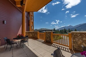 Outdoor dining - Ski-in / Ski-out 2Bed 2Bath Sunstone Lodge Condo at Little Eagle Express (Mammoth Lakes)
