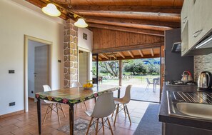 Frigorífico, placa de cocina y utensilios de cocina