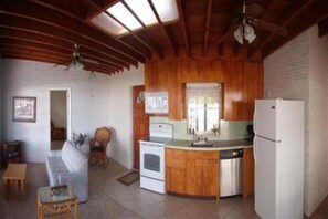 Living area - Visit Old Florida and Come Fish the Best Bass Lake in the Region! (Lake Placid)