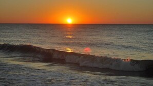 A sunset over the ocean with waves. - Fall / Snow Bird Special• 6-Min Walk to  Beach • Pool, Tennis -Gated–Hilton Head (Hilton Head)