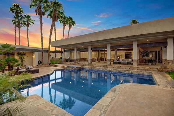 Een buitenzwembad, een verwarmd zwembad