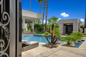 Een buitenzwembad, een verwarmd zwembad