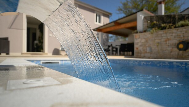 Una vasca idromassaggio con acqua che scorre in una piscina.