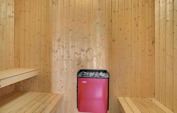 A sauna room with wooden walls and benches. - Beautiful home in Faaborg with sauna (Faaborg)