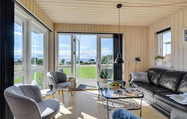 تلفزيون، مدفأة، ستيريو