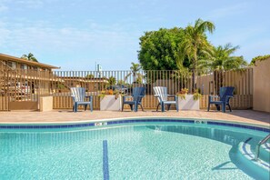 Pool - Hotel 414 Anaheim, Luxurious King Size Bed (Anaheim)