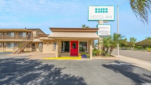 A small hotel with a red door and a yellow curb. - Hotel 414 Anaheim, Luxurious King Size Bed (Anaheim)
