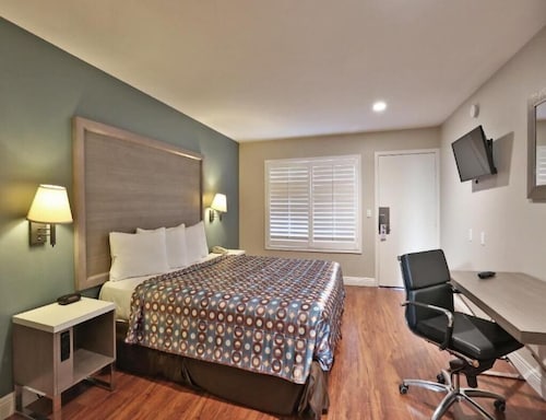 Hotel 414 Anaheim, Luxurious King Size Bed