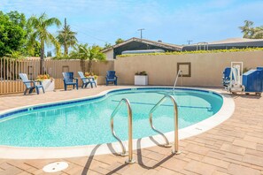 Pool - Hotel 414 Anaheim, Luxurious King Size Bed (Anaheim)