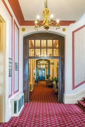 Lobby - Queens (Eastbourne)
