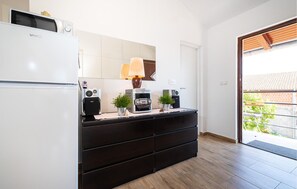 Fridge, oven, stovetop, cookware/dishes/utensils