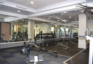 Fitness facility - Modern 1 Bedroom Condo w/ Partial Bay Views and Parking near Levi's Plaza (San Francisco)
