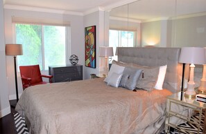 1 bedroom, desk, iron/ironing board, free WiFi - Modern 1 Bedroom Condo w/ Partial Bay Views and Parking near Levi's Plaza (San Francisco)