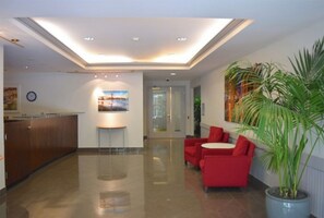 Lobby - Modern 1 Bedroom Condo w/ Partial Bay Views and Parking near Levi's Plaza (San Francisco)