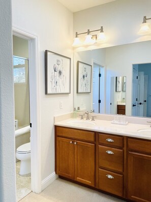 Duschwanne, Haartrockner, Handtücher, Seife