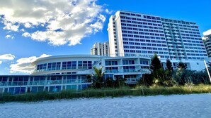 Un hotel de diseño moderno, con un edificio grande de varios pisos y balcones.