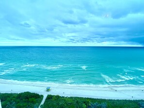 Na praia, espreguiçadeiras, toalhas de praia