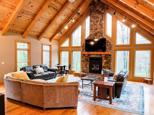 Spacious, family-friendly lodge on 10 wooded acres. Sleeps 20 with 5 bedrooms,  stocked pond