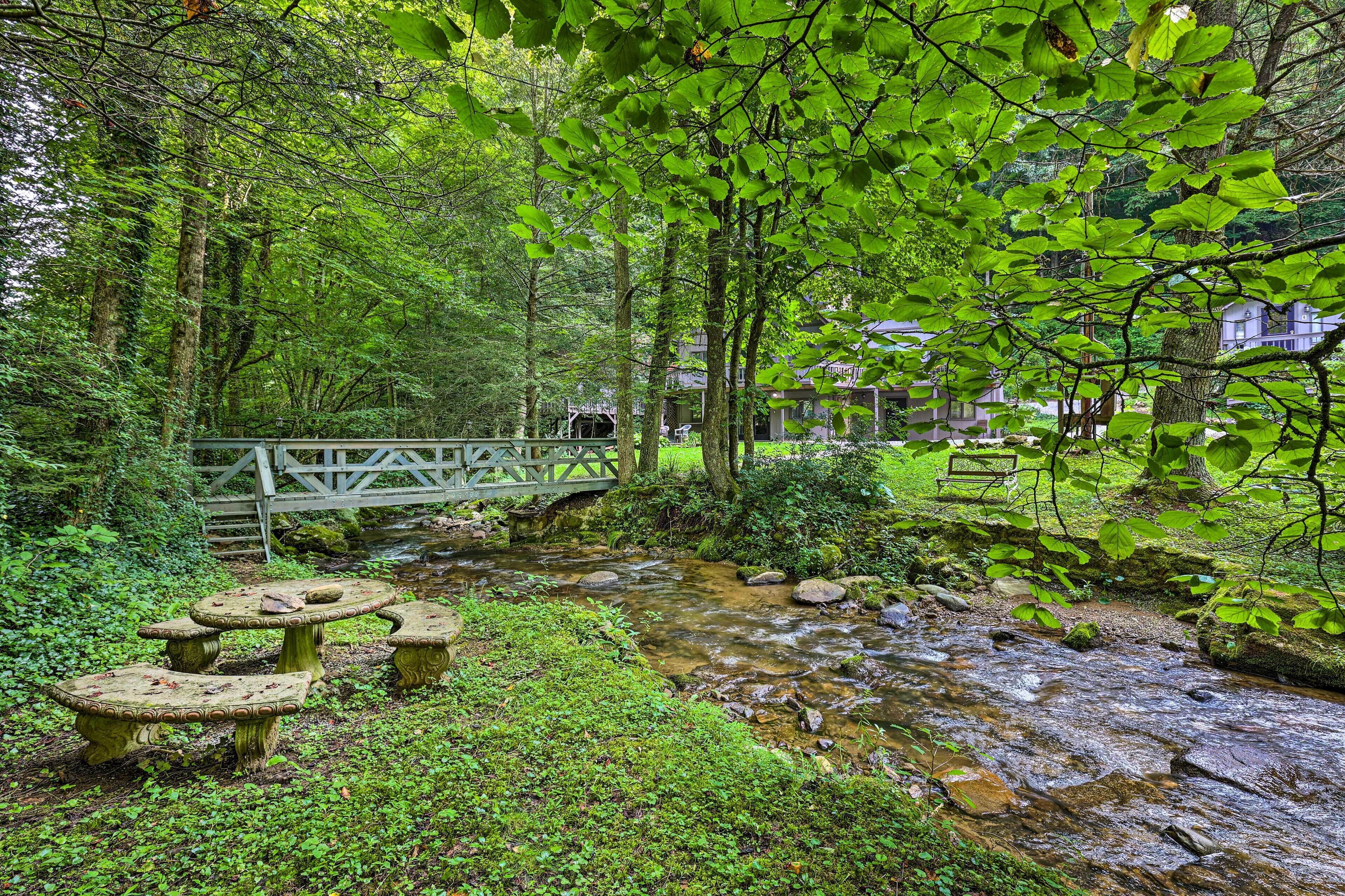 ‘The Chalet Retreat’ Cabin Across from Creek!