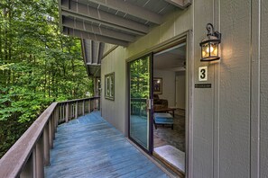 Terrace/patio - Hike & Fish! Creekside Couples Retreat in Roan Mtn (Roan Mountain)
