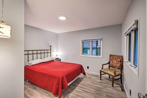 1 bedroom, Internet, bed sheets - Hike & Fish! Creekside Couples Retreat in Roan Mtn (Roan Mountain)