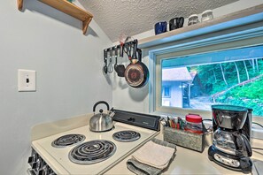 Réfrigérateur, micro-ondes, plaque de cuisson, cafetière/bouilloire