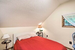 2 bedrooms, bed sheets - Outdoor Groups! Roan Mtn Cabin Across from Creek (Roan Mountain)