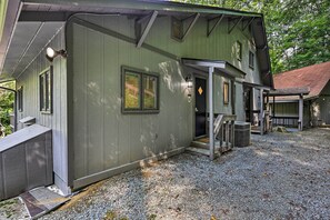 Exterior detail - On-Site Creek! Couples Escape in Roan Mountain (Roan Mountain)
