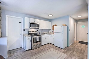 Fridge, microwave, stovetop, toaster - On-Site Creek! Couples Escape in Roan Mountain (Roan Mountain)
