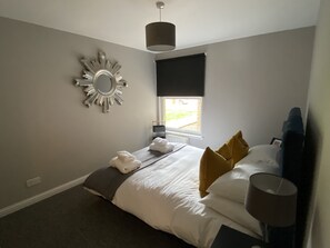 2 bedrooms, travel cot, WiFi, bed sheets