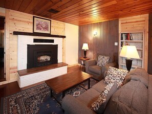 TV, fireplace - BIg K Hideaway in Greer, AZ (Greer)