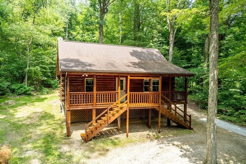 Pine Ridge Cabin - Secluded Cabin with Hot Tub