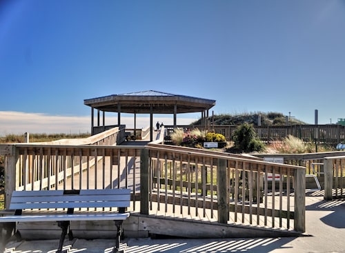 2nd Row House - 2 min walk to beach, oversized screened porch and ready for fun 