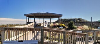 2nd Row House - 2 min walk to beach, oversized screened porch and ready for fun 