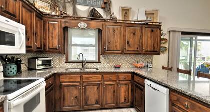 2nd Row House - 2 min walk to beach, oversized screened porch and ready for fun