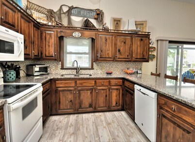 2nd Row House - 2 min walk to beach, oversized screened porch and ready for fun 