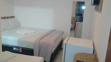 Quarto triplo conforto | Escrivaninha, Wi-Fi de cortesia, roupa de cama