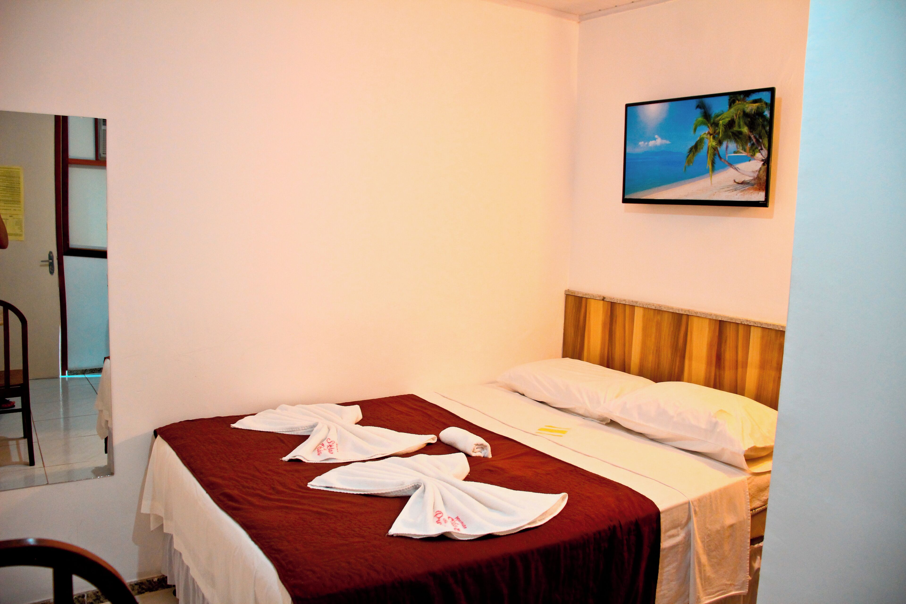 舒适双人房 | 办公桌、免费 WiFi、床单