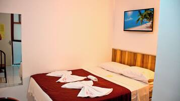 Escritorio, wifi gratis y ropa de cama
