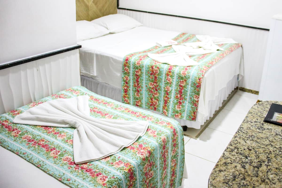 Escritorio, wifi gratis y ropa de cama