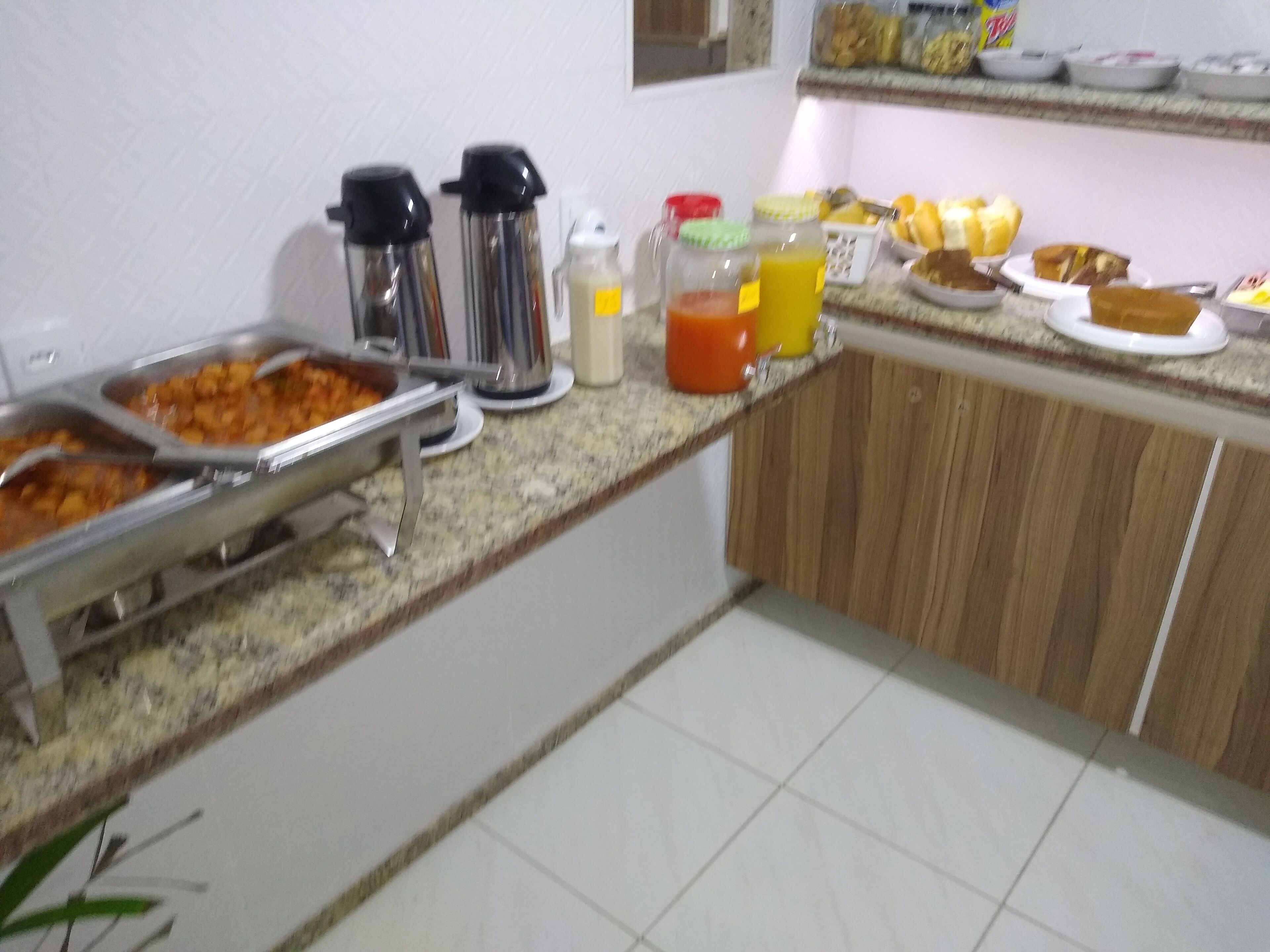 Een buffet met verschillende gerechten en bijbehorende sauzen.