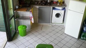 Apartemen, 2 kamar tidur, Boleh Merokok, balkon | Dapur pribadi | Lemari es, kompor, peralatan masak/sendok-piring, dan meja makan