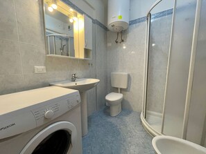 Apartment, 2 Bedrooms, Balcony | Bathroom