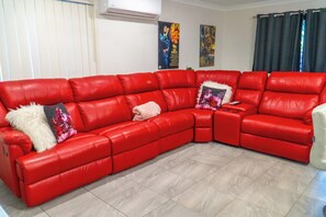 Smart TV, Netflix, streaming services - FAMILY HOLIDAY HOME (Redbank Plains)