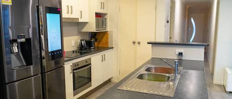 Refrigerador, microondas, horno y lavavajillas