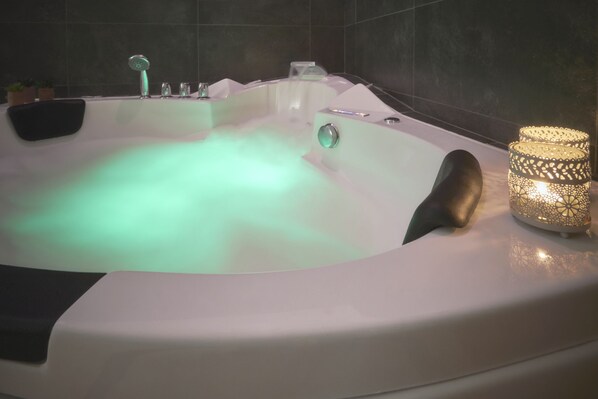 Spa - Rural House With Jacuzzi and Fireplace in the Room for 2-4 People (Riello)
