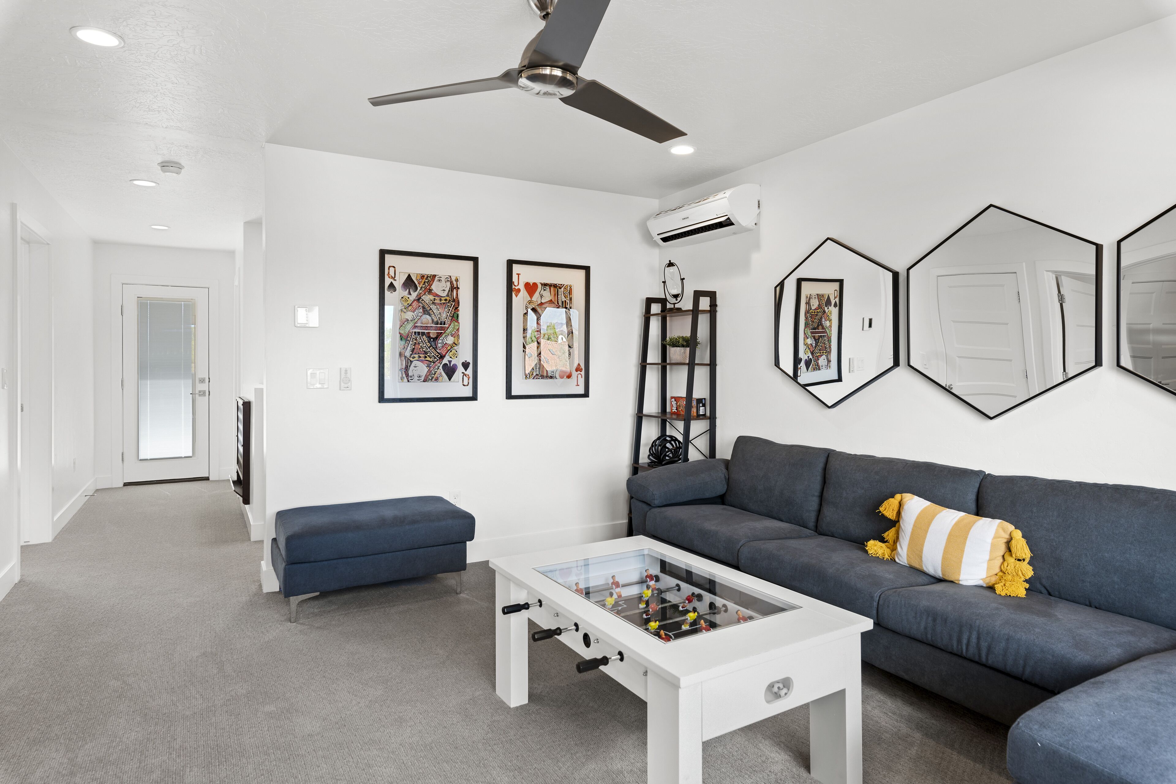 Ein modernes Wohnzimmer mit einer Couch, einem Couchtisch und Kunstwerken an den Wänden.